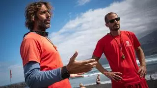 Playa Martiánez, donde los parapentes rozan a los bañistas