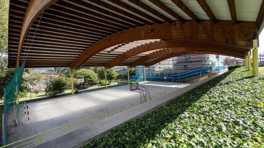 Oleiros reparará las cubiertas dañadas por los temporales y los "furones" de balón