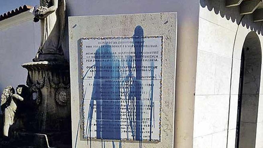 Imagen del monolito, tras ser atacado con pintura azul, que ahora se trasladará a otro punto del cementerio.