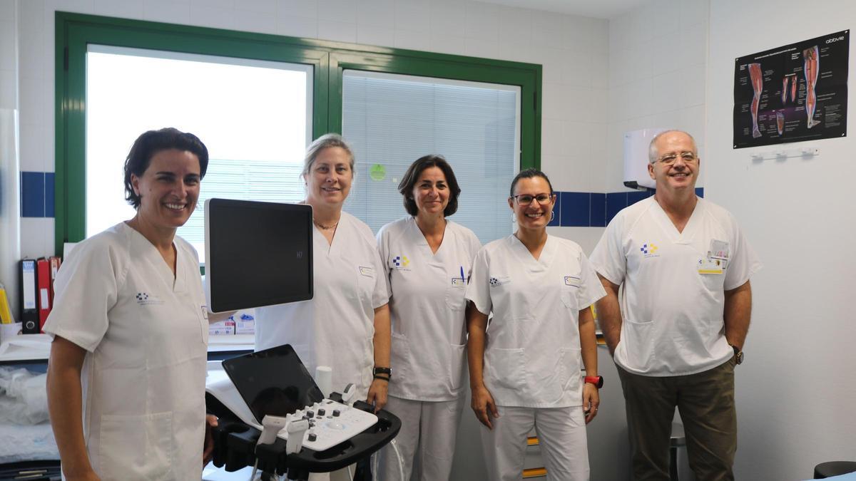 Ricardo Díaz, a la derecha, con integrantes del servicio de Medicina Física y Rehabilitación del Hospital Molina Orosa