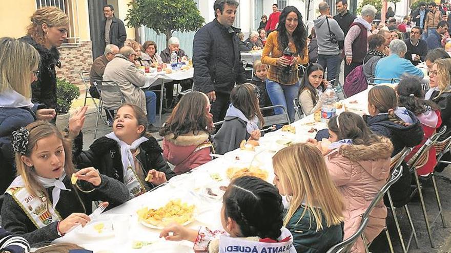 Almuerzo multitudinario y solidario en Santa Águeda