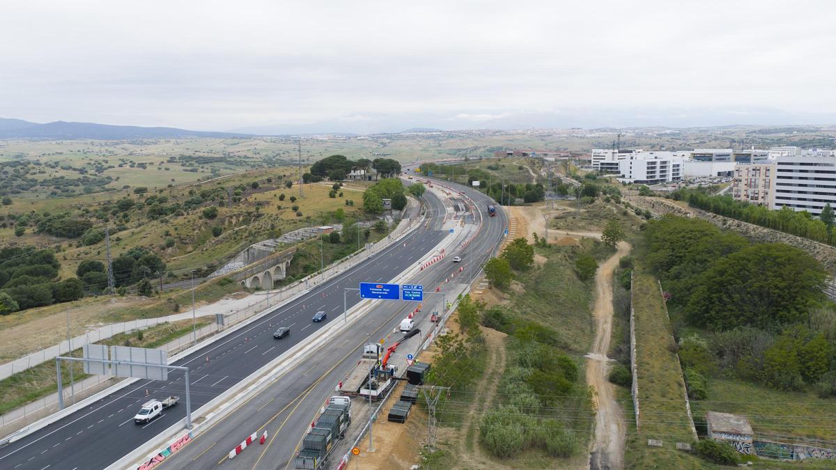 Vista de las obras de ampliación del tercer carril de la M-607 entre Tres Cantos y Colmenar Viejo.