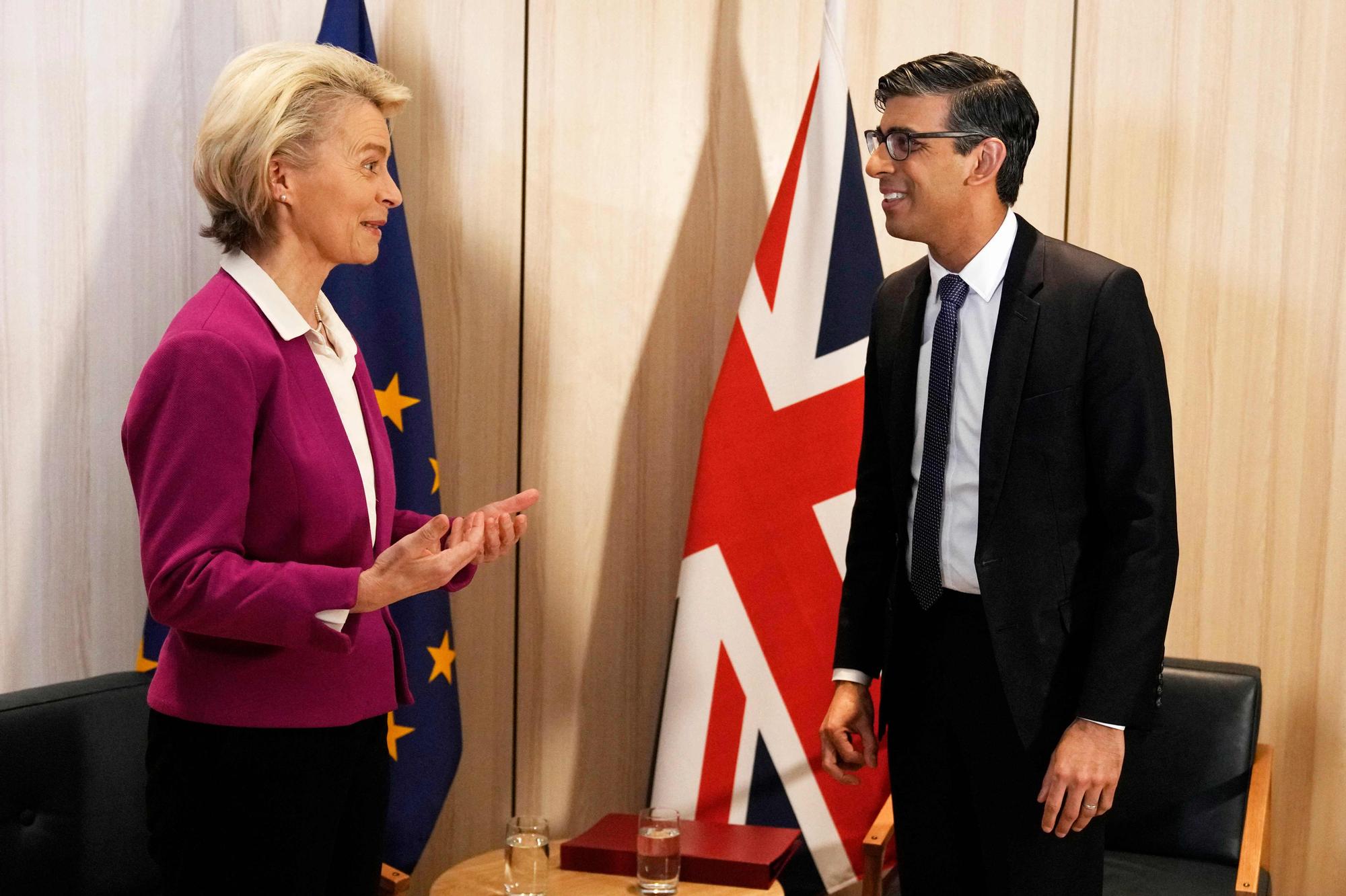 La presidenta de la Comisión Europea, Ursula von der Leyen, y el primer ministro británico, Rishi Sunak, durante el encuentro mantenido en Reikiavik.