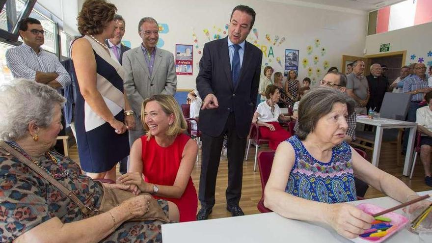 La consejera de Familia, Alicia García, visita el Centro de Día Don José Tomé, en Arévalo (Ávila).