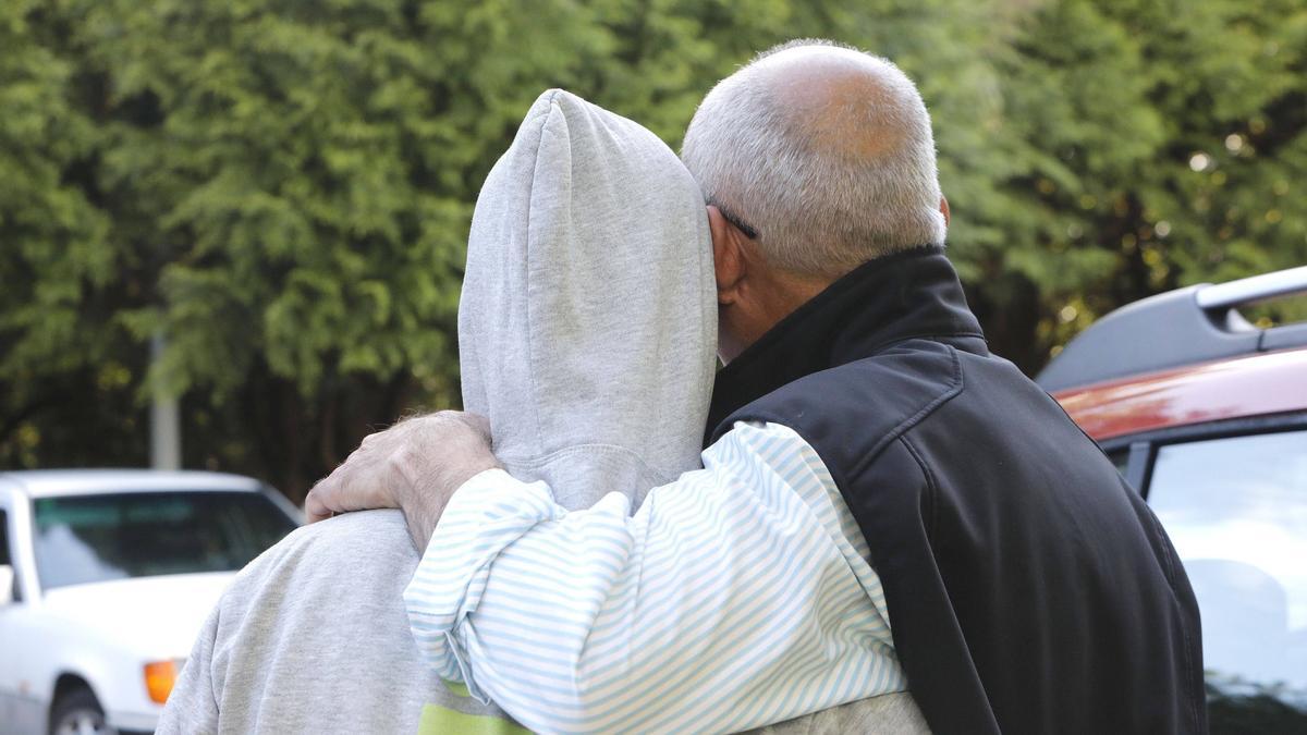 Iván, con su padre, saliendo del hospital este miércoles.