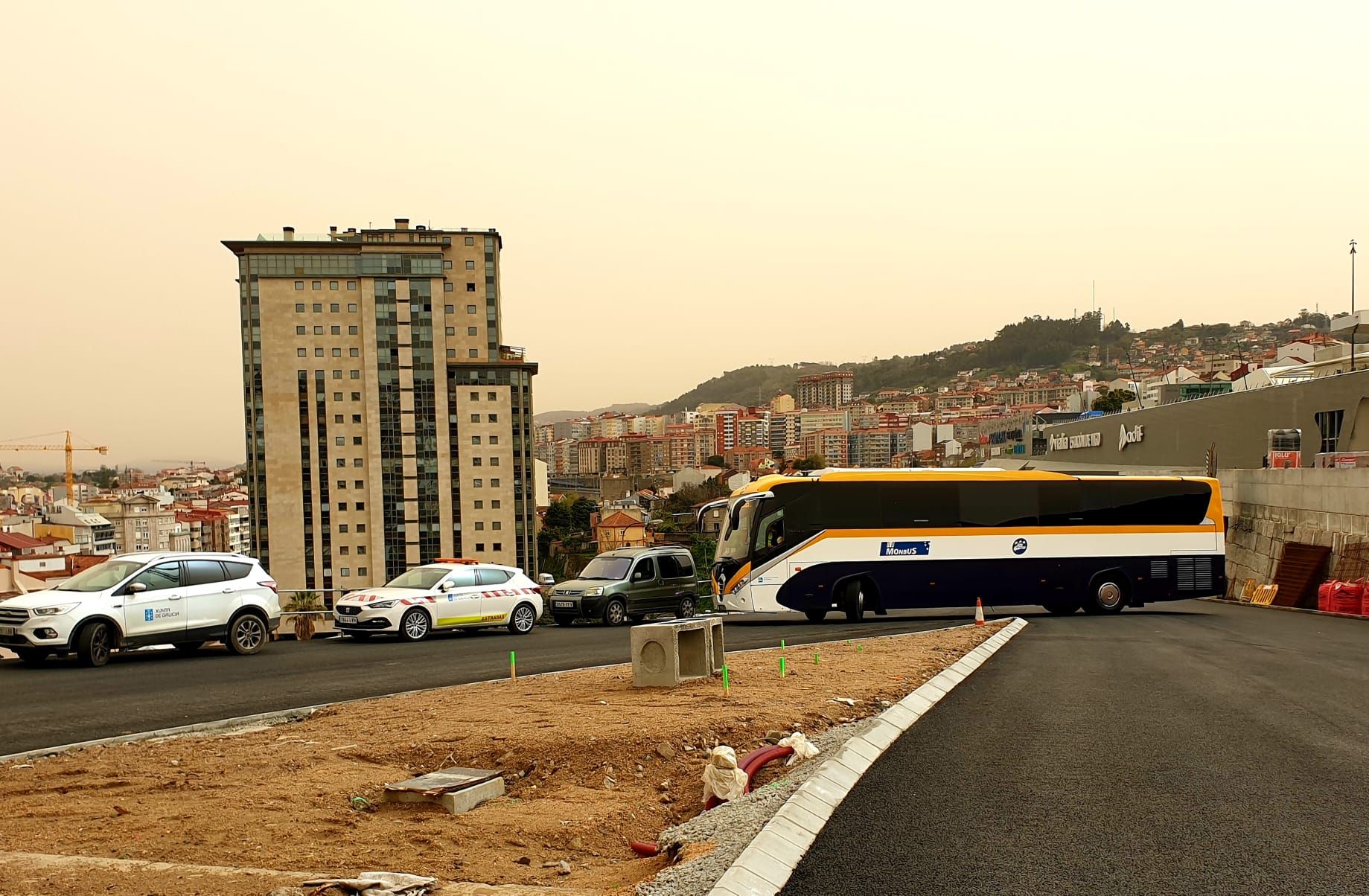 Uno de los autobuses en pruebas en Urzáiz, en la rampa de acceso desde la AP-9