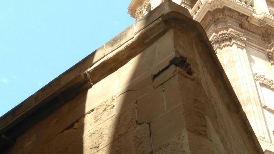 Huermur denuncia el desprendimiento de cascotes de una fachada de la Catedral