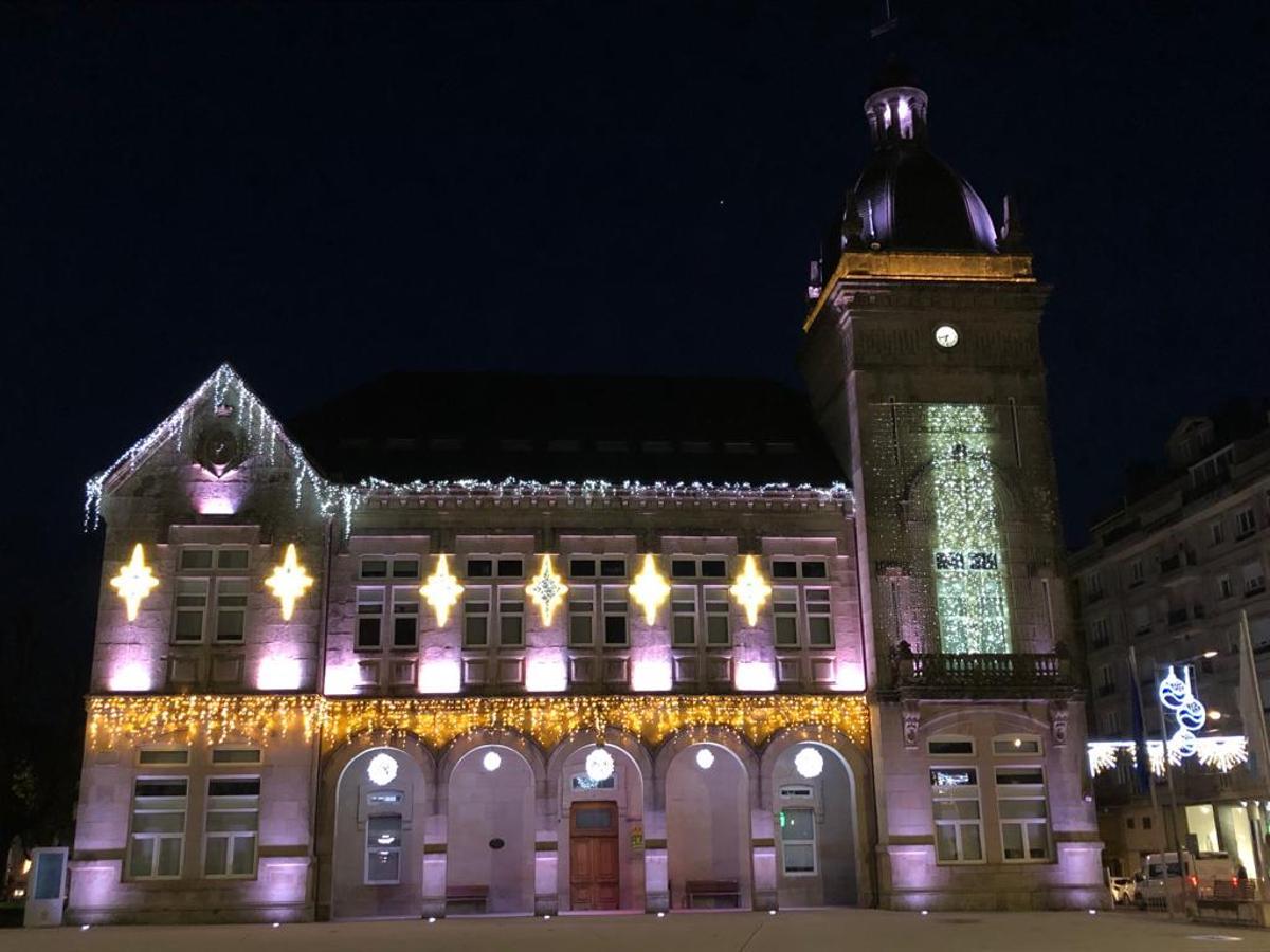 Fachada del consistorio estradense, ya iluminada.