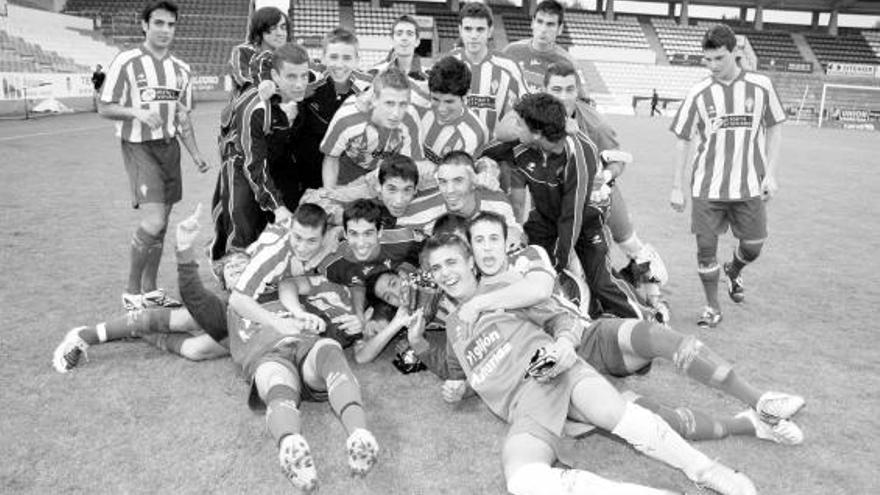 Los jugadores del Sporting, con el trofeo.