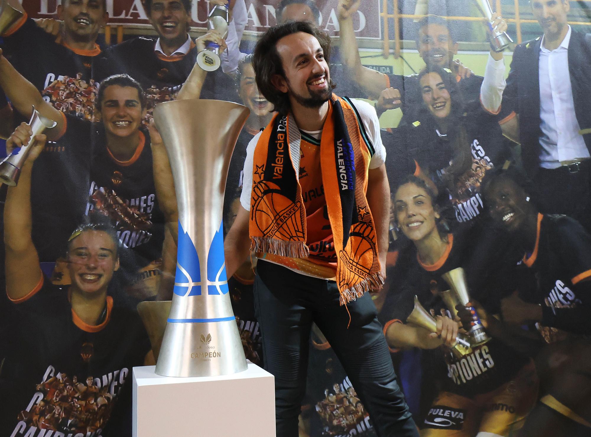 El trofeo de la Liga ya está en la Fonteta