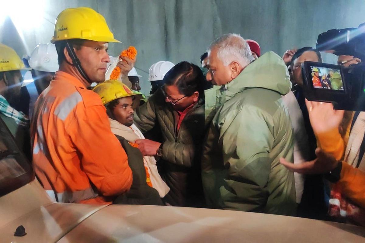 Rescatats els 41 obrers atrapats en un túnel a l’Índia