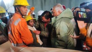 Rescatats els 41 obrers atrapats en un túnel a l’Índia