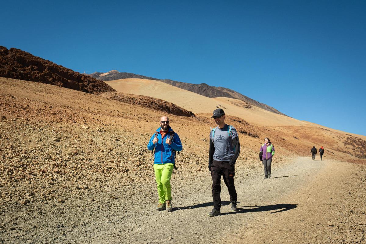 Senderistas en el acceso al pico del Teide.