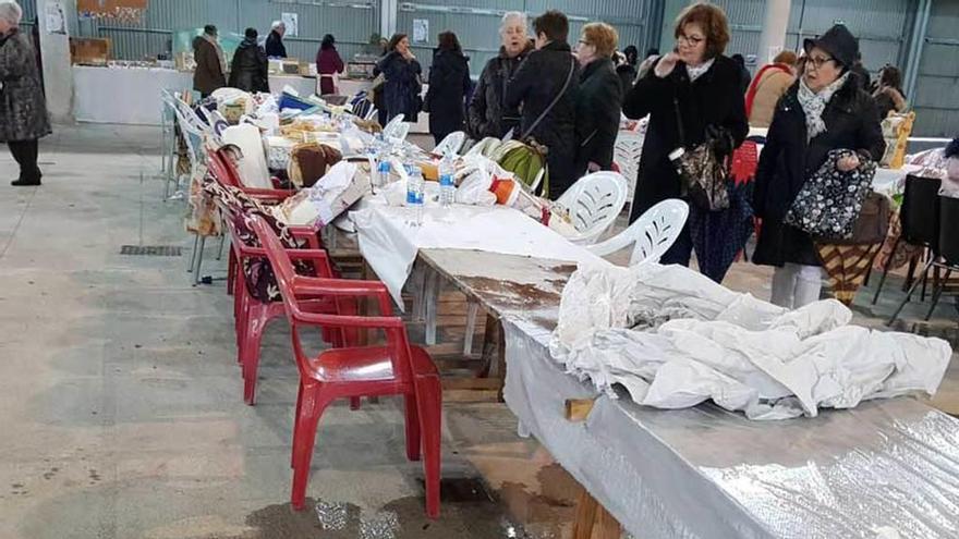 Agua en el suelo y en una de las mesas preparadas para el encuentro de encajeras de bolillos del pasado sábado.