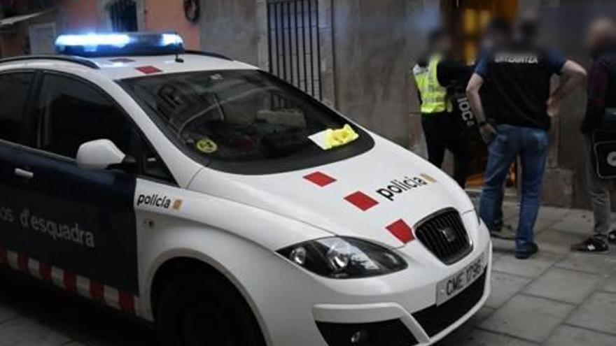 Mossos i ertzaines, durant la detenció a Ciutat Vella, a Barcelona