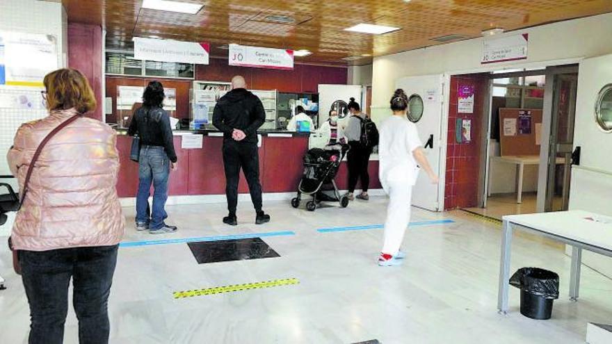 Varios pacientes esperan a ser atendidos en el centro de salud Can Misses de Eivissa. | J. A. RIERA