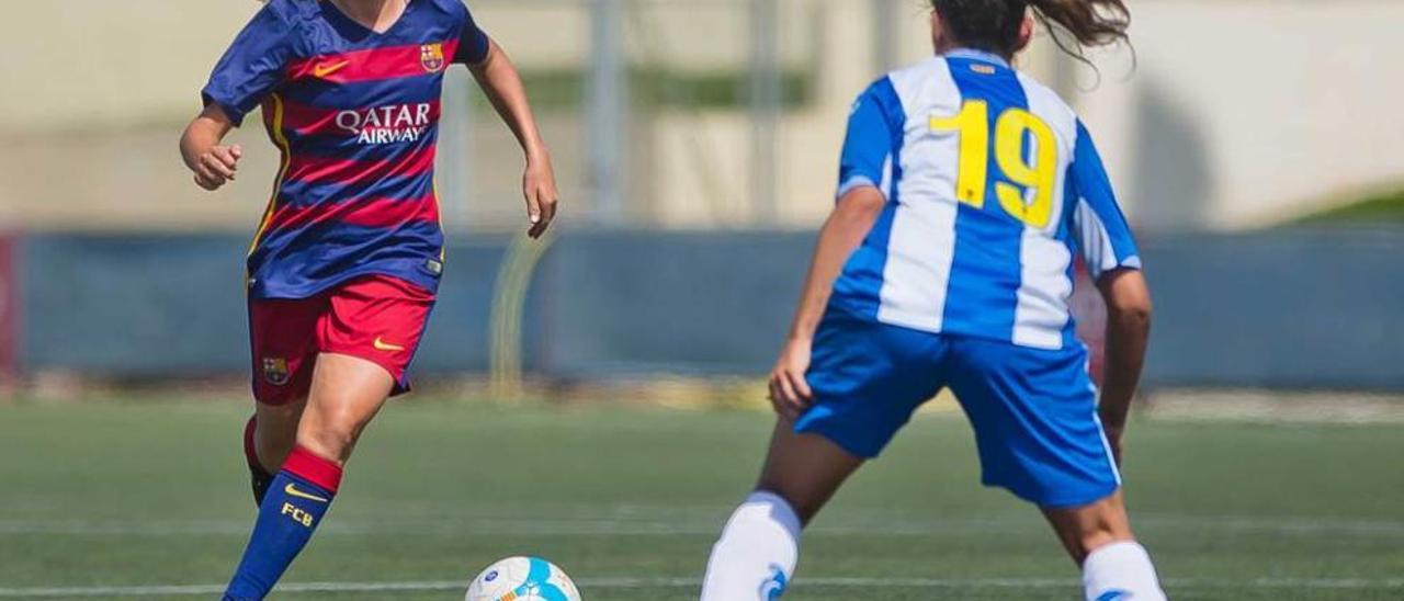 Ille, a la izquierda, con la camiseta del Barcelona, en un amistoso ante el Espanyol.