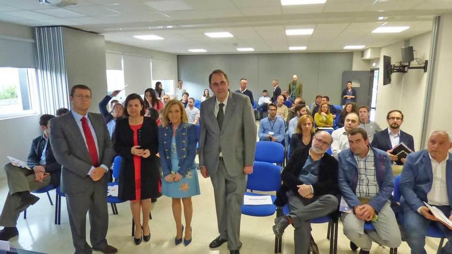 De pie, Javier Nievas (Caja Rural), María Jesús Álvarez, la alcaldesa Amparo Antuña y César García, ayer, en Asincar.