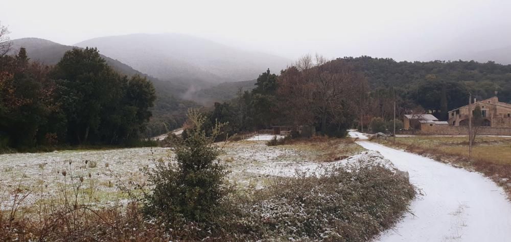 La neu fa acte de presència a l'Alt Empordà