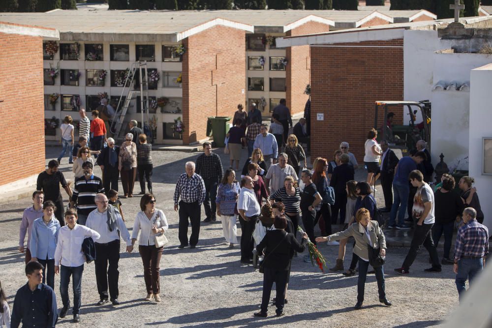 Homenaje a los difuntos en el cementerio de Castelló