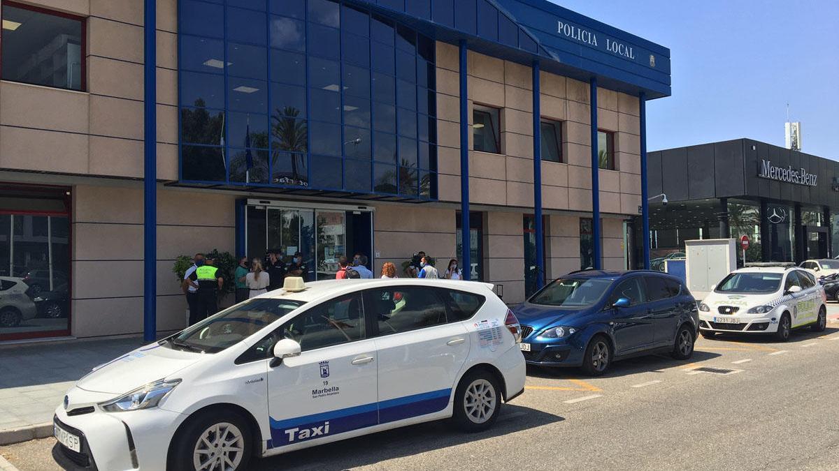 Un taxi de Marbella estacionado junto a la Jefatura de la Policía Local