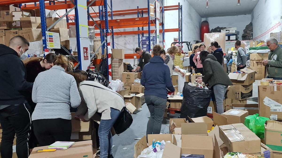 Nave en Málaga donde los voluntarios ayudan con el material de ayuda humanitaria hacia Ucrania