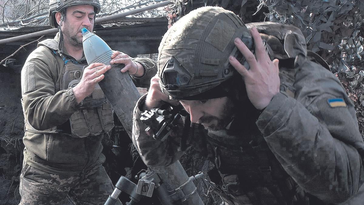 Militares ucranianos se preparan para disparar mortero en dirección a Avdiívka en un punto de la región de Donetsk Donetsk (Ukraine)