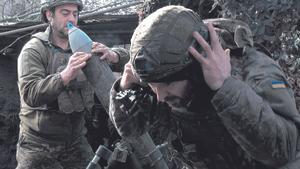 Militares ucranianos se preparan para disparar mortero en dirección a Avdiívka en un punto de la región de Donetsk Donetsk (Ukraine)