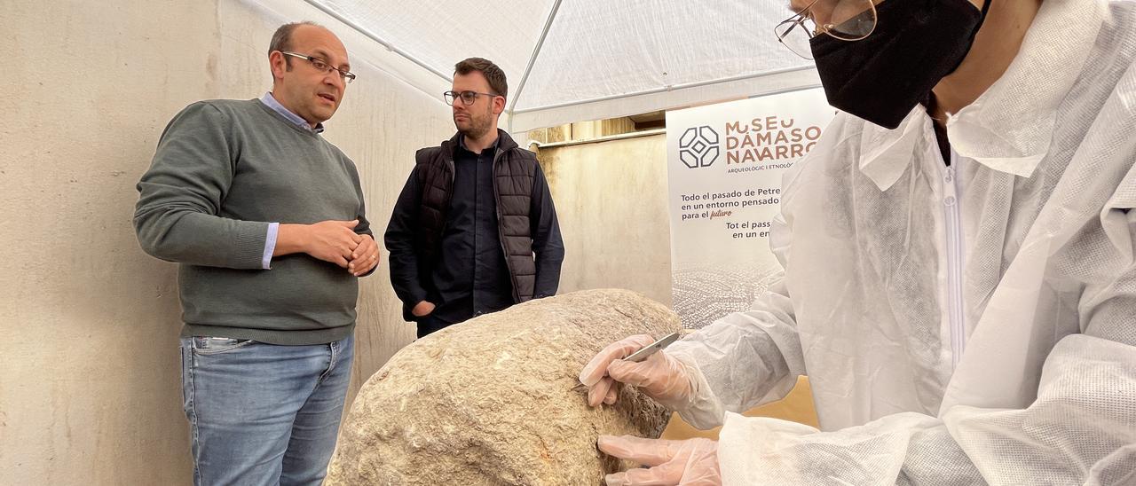 Proceso de limpieza de la columna tardorromana de Petrer.