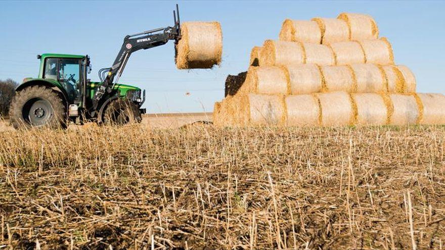 Un tractor realizando labores agrícolas.