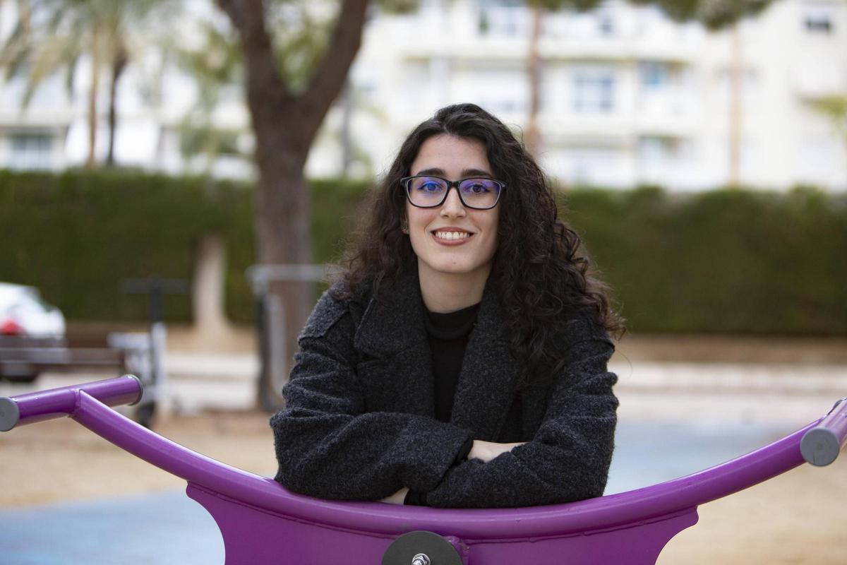 Andrea Medina Piña, graduada en Bioquímica por la Universitat de València, en un parque de Gandia.
