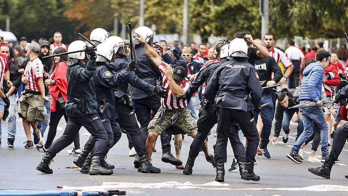 La foto clave de la nueva españa. El acusado A. T. M., en el centro de la imagen rodeado por policías, se refirió a esta imagen publicada en este periódico para apoyar su relato.