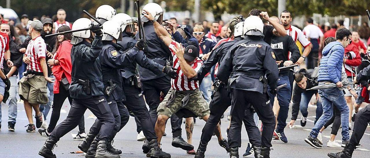 La foto clave de la nueva españa. El acusado A. T. M., en el centro de la imagen rodeado por policías, se refirió a esta imagen publicada en este periódico para apoyar su relato.