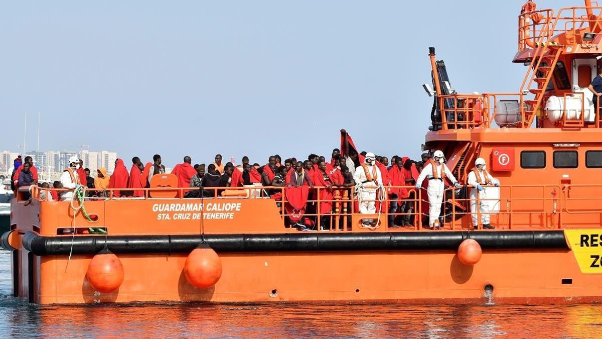 Llegada al puerto de Almeria de los tripulantes de una patera rescatada por Salvamento Maritimo el pasado mes de julio.