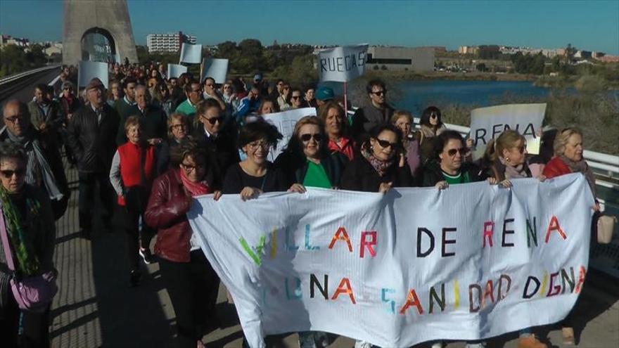 Los pacientes llevan sus reivindicaciones a las puertas de la Junta de Extremadura
