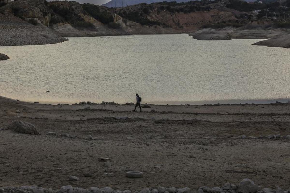 Un pescador en el embalse de Crevillent, donde se pide a los usuarios que limpien sus útiles. | ANTONIO AMORÓS