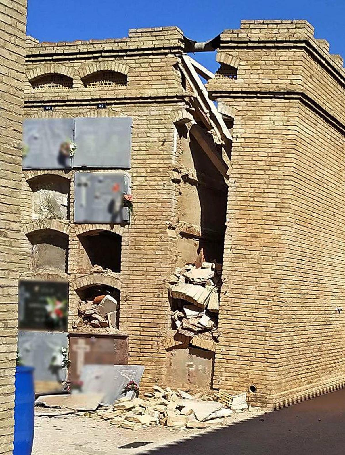 Columna de nichos afectada por el derrumbe, ayer.