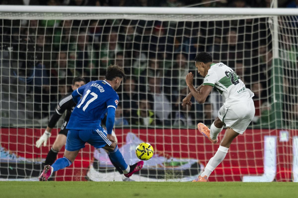 Alvaro Rodriguez of Elche CF and Raul Asencio of Real Madrid CF in action during the Spanish league, La Liga EA Sports, football match played between Elche CF and Real Madrid C.F. at Manuel Martinez Valero Stadium on November 23, 2025 in Elche, Spain. AFP7 23/11/2025 ONLY FOR USE IN SPAIN. Francisco Macia / AFP7 / Europa Press;2025;SPORT;ZSPORT;SOCCER;ZSOCCER;Elche CF v Real Madrid C.F - La Liga EA Sports;