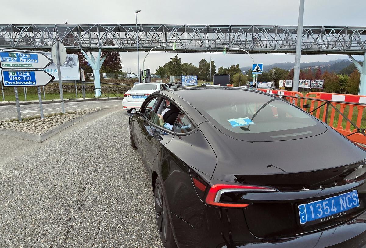 Un vehículo de Uber intenta acceder al Ifevi.