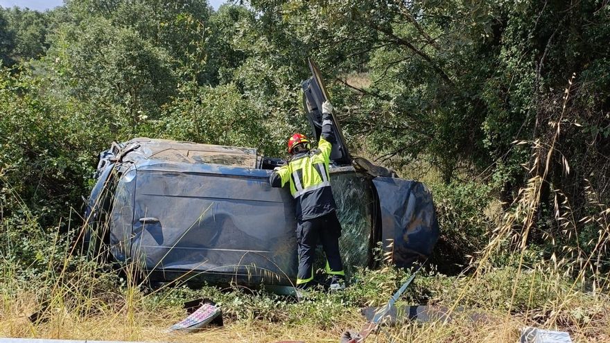 Un bombero, en el lugar del accidente