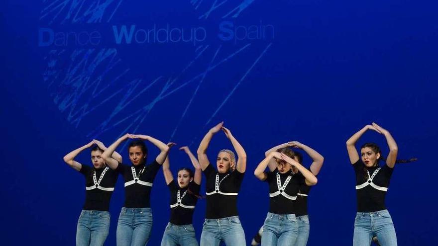 Jóvenes bailarinas durante uno de los ensayos.