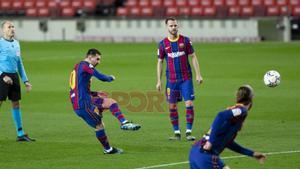 Leo Messi marca  de falta el primer gol del partido de LaLiga entre el FC Barcelona y el Athletic de Bilbao disputado en el Camp Nou