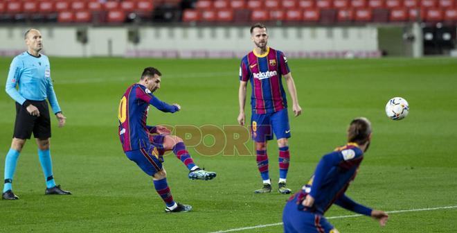 Leo Messi marca  de falta el primer gol del partido de LaLiga entre el FC Barcelona y el Athletic de Bilbao disputado en el Camp Nou