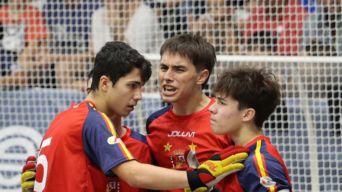 Jacobo Copa, a la derecha, celebra un gol con sus compañeros de la selección. |  // LUIS VELASCO / WSE