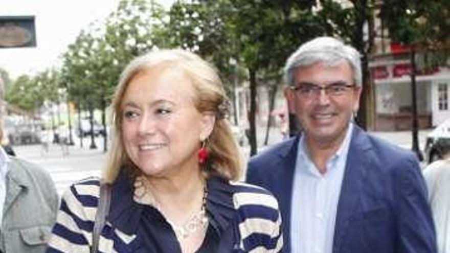 Fernández, ayer, con Marín, presidente del PP local.