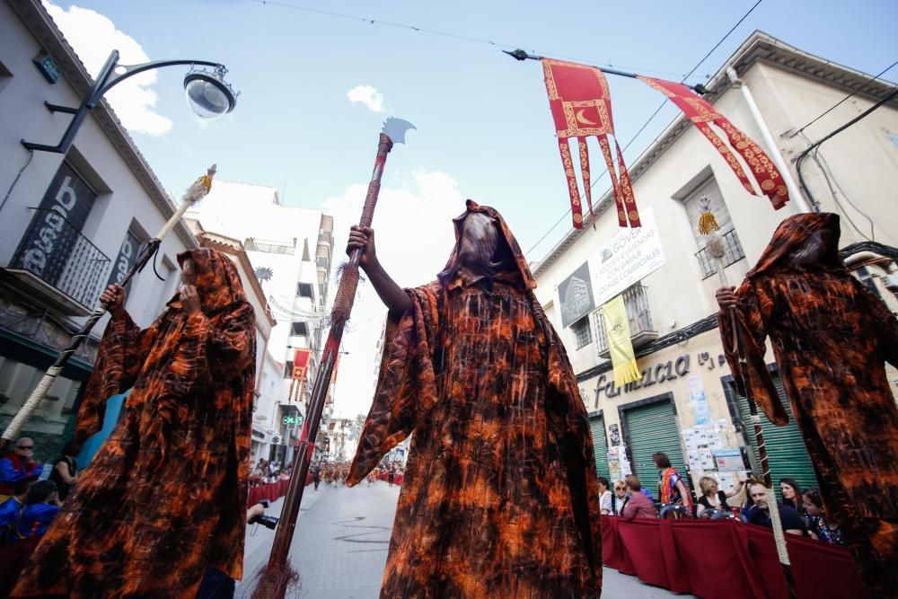 El bando de la media luna ofreció un majestuoso espectáculo en el segundo gran desfile de los Moros y Cristianos de la ciudad