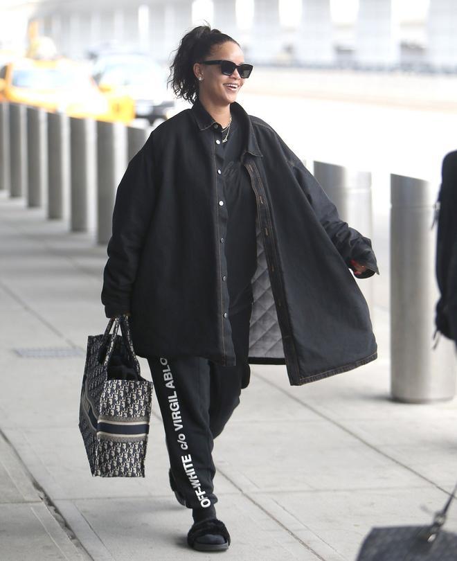 Rihanna con un look muy cómodo para viajar