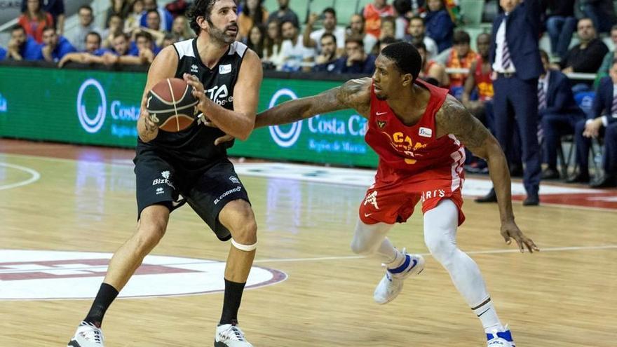 Ovie Soko defiende a Álex Mumbrú en el partido de la primera vuelta.