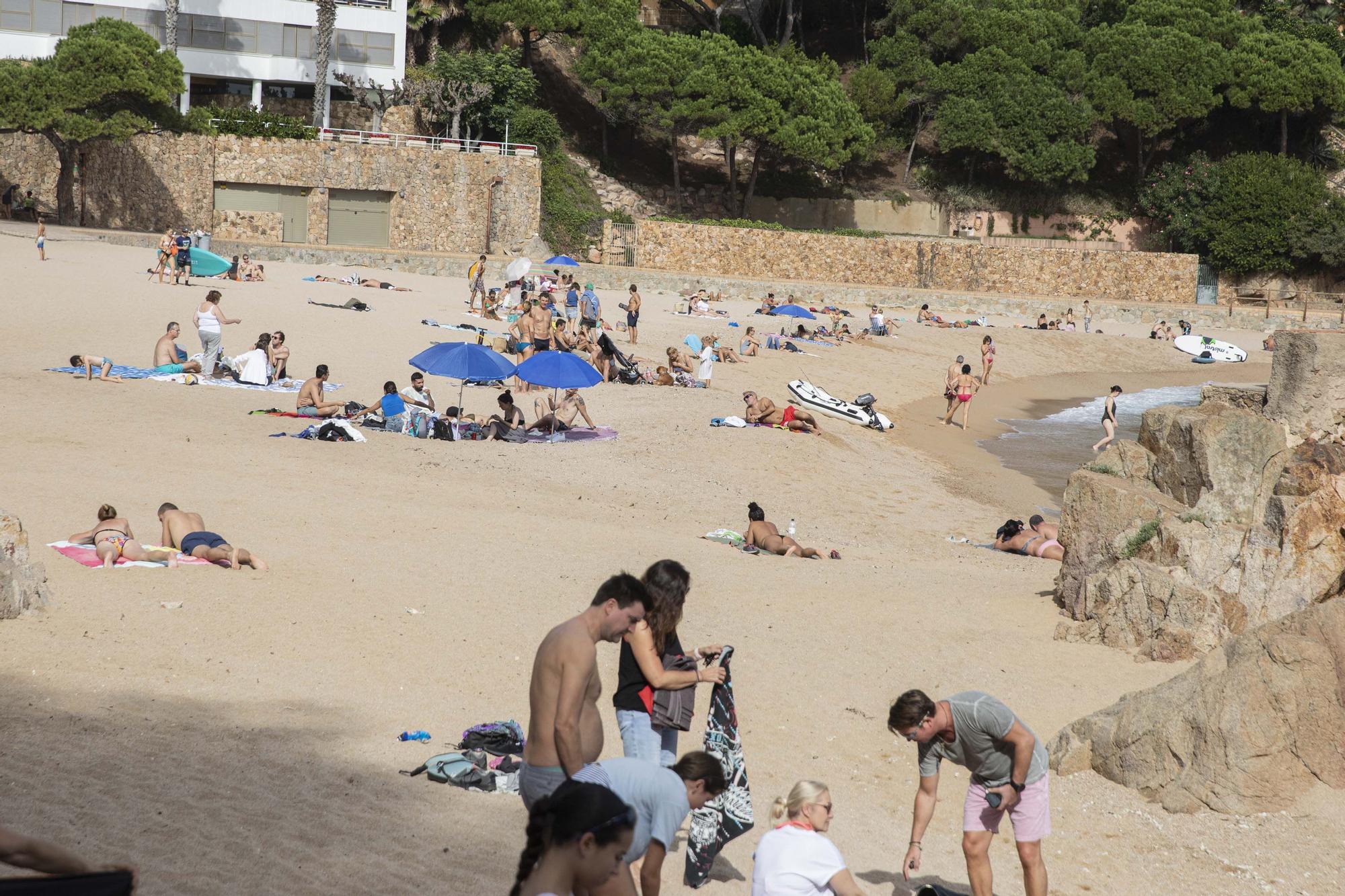 Les platges de la Costa Brava encara tenen gent a la segona quinzena d’octubre