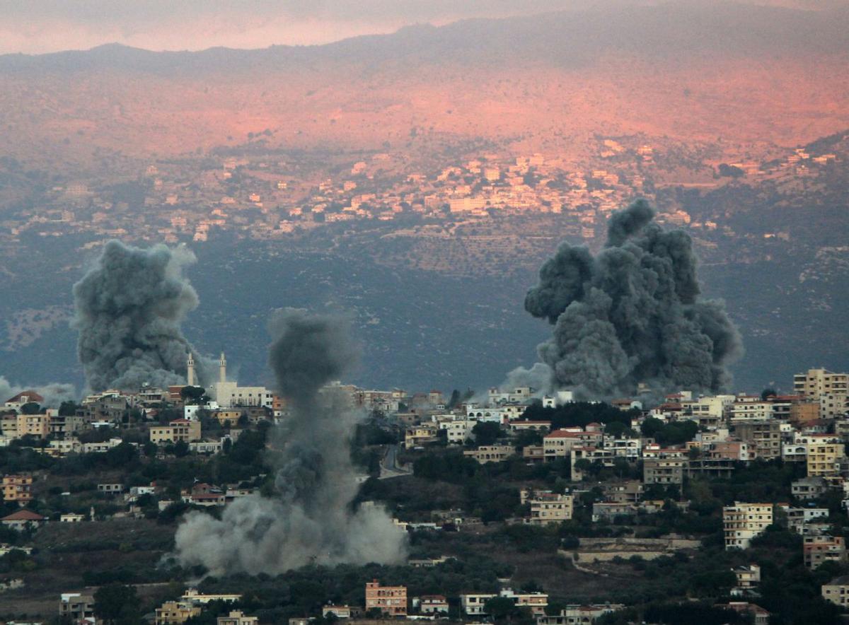 Israel bombardeja el sud del Líban i es disposa a iniciar la invasió terrestre